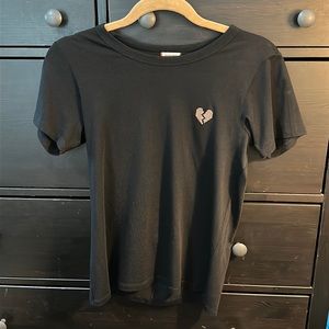 Black stretch T with embroidered light pink/coral